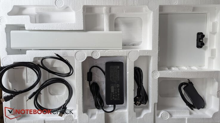 Cabos (HDMI, DP, USB-C), adaptador de corrente, suporte e hub USB