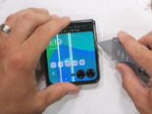 O Razr Plus. (Fonte: JerryRigEverything via YouTube)