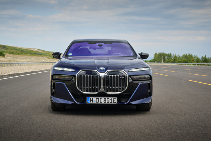 Os sensores LiDAR montados na frente interrompem a grade do rim para habilitar o Personal Pilot L3 nos veículos BMW Série 7 de 2024. (Fonte da imagem: BMW)