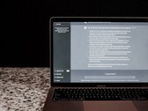 Um laptop com uma janela de chat de IA aberta em um fundo escuro; imagem de banco de imagens que ilustra a IA local, sem a nuvem.