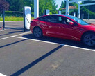 Tesla na nova estação de Supercharger V4 (imagem: Alexandre Druliolle)