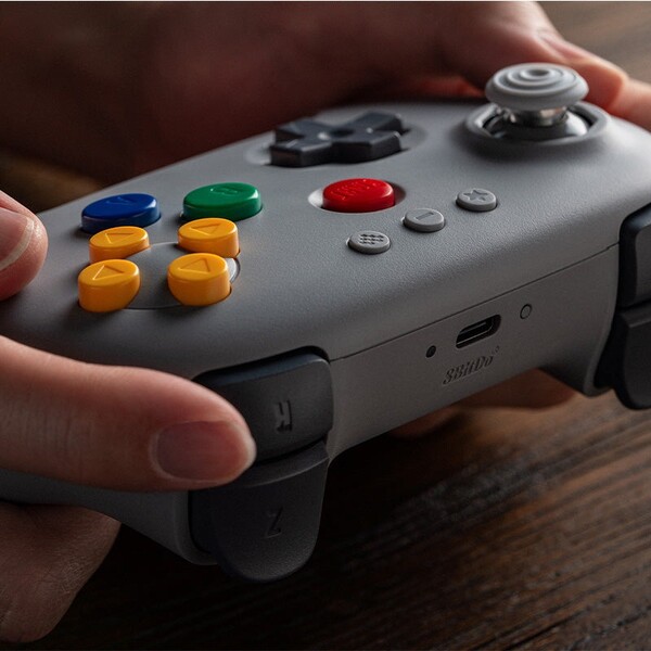 O 8BitDo 64 Bluetooth Controller cinza custa mais do que as outras cores. (Fonte da imagem: 8BitDo)