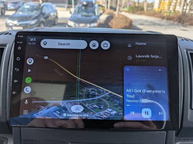 Devido ao processamento fora do dispositivo, o Android Auto e o Apple CarPlay funcionam bem, mas todo o resto do sistema é dolorosamente lento.