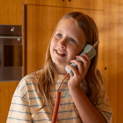 O telefone sem fio Waffle Home para crianças permite receber chamadas apenas de contatos seguros designados.