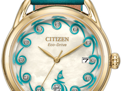 O mostrador do novo relógio da coleção Citizen x Moana apresenta um acabamento em madrepérola.