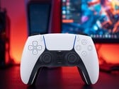 Controle DualSense do PS5 visto em frente ao monitor do PC
