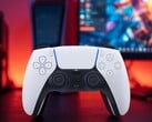 Controle DualSense do PS5 visto em frente ao monitor do PC