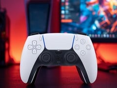 Controle DualSense do PS5 visto em frente ao monitor do PC