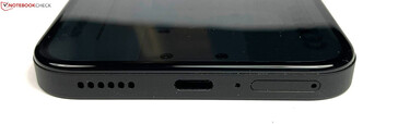 Parte inferior: alto-falante, USB-C 2.0, microfone, SIM duplo