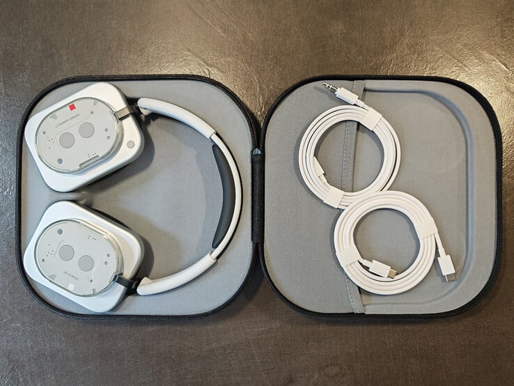 Ao contrário do modelo básico Headphone (1), que vem com uma bolsa macia, o próximo modelo Pro poderá ser fornecido com um estojo rígido de proteção.