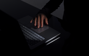 O senhor tem um trackpad 30% maior em comparação com o Surface Laptop 7th Edition de última geração.
