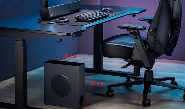 O subwoofer é pequeno o suficiente para caber embaixo ou até mesmo em cima da sua mesa.