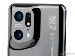 O Find X6 Pro deve vir em duas variantes do SoC; Find X5 Pro fotografado. (Fonte da imagem: NotebookCheck)