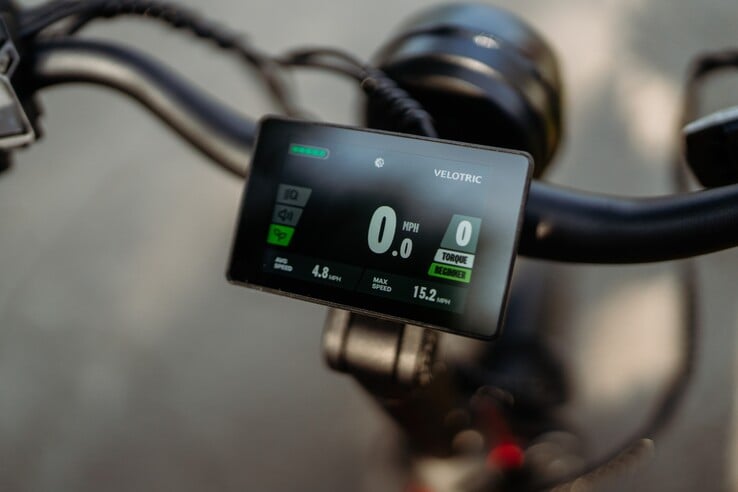 O e-trike Velotric Triker tem uma tela LCD colorida de 3,5 polegadas montada no centro (Fonte da imagem: Velotric)