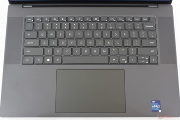 O teclado e o clickpad sofreram algumas alterações de tamanho em comparação com o XPS 15 ou o Precision 5550