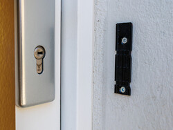 A placa de montagem pode ser colada ou parafusada.