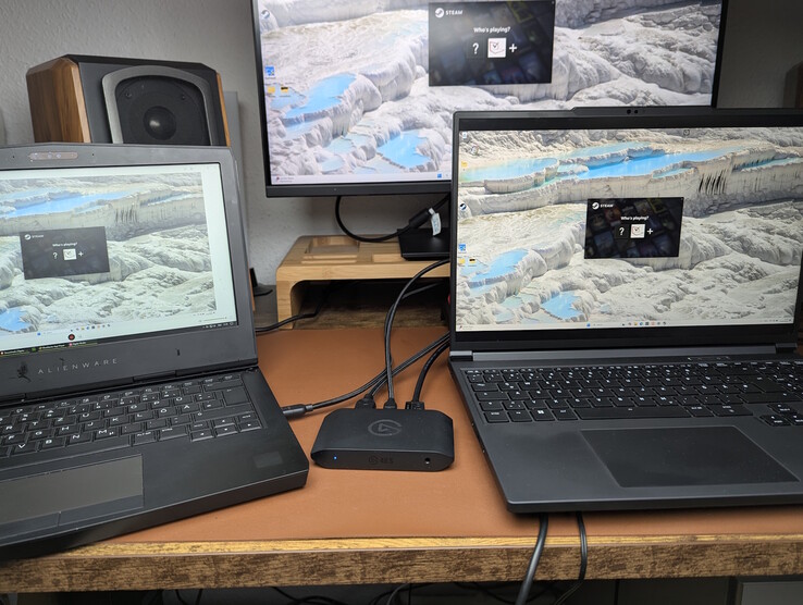 Esquerda: PC de captura (Elgato Studio); direita: PC para jogos; acima: monitor externo