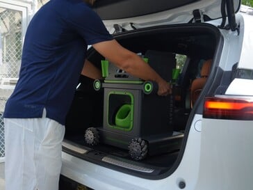 O robô de tênis Acemate S10 Pro pode ser desmontado para caber em porta-malas menores.