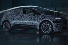 Após os esboços iniciais, o novo Audi A2 e-tron agora foi coberto por uma capa de camuflagem durante os testes no gelo e na neve no norte da Suécia e no túnel de vento.
