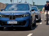 BMW Neue Klasse: Proteção ativa para ciclistas. A trava eletrônica da porta impede que os ocupantes abram a porta quando um ciclista se aproxima.
