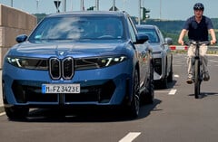 BMW Neue Klasse: Proteção ativa para ciclistas. A trava eletrônica da porta impede que os ocupantes abram a porta quando um ciclista se aproxima.