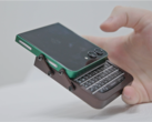 Galaxy Z Flip 5 com uma capa personalizada e teclado BlackBerry em uma mão