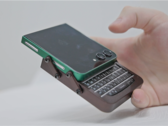 Galaxy Z Flip 5 com uma capa personalizada e teclado BlackBerry em uma mão