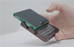 Galaxy Z Flip 5 com uma capa personalizada e teclado BlackBerry em uma mão