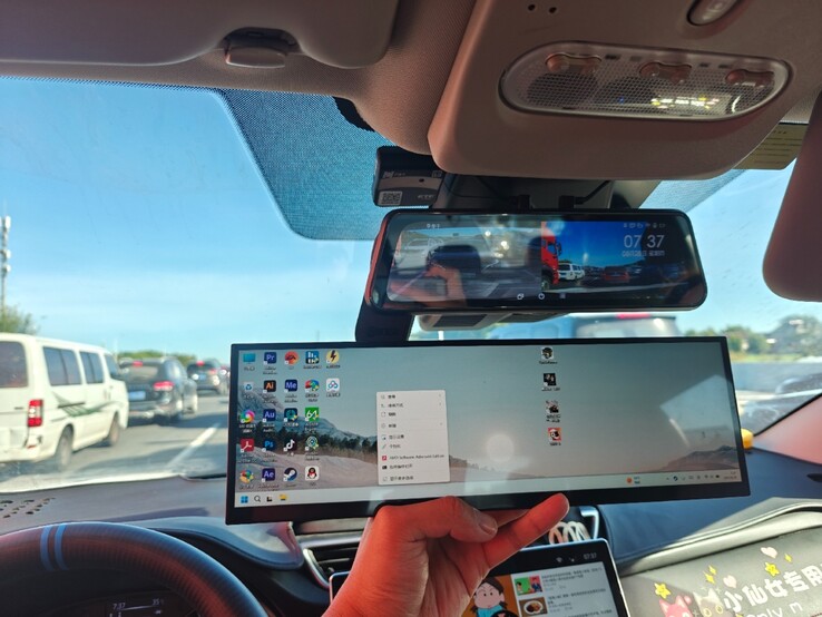 O computador de mão DIY ultrawide em comparação com um espelho retrovisor. (Fonte da imagem: PureDIY via BiliBili)