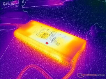 O adaptador CA atinge mais de 45 °C durante o jogo