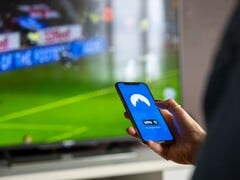 Uma mão segura um smartphone com o aplicativo de VPN aberto