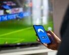 Uma mão segura um smartphone com o aplicativo de VPN aberto
