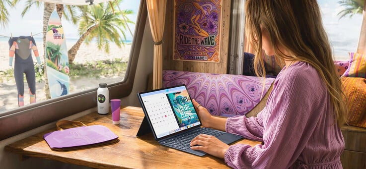 Lenovo Yoga Tab Gen 2 apresentado em um ambiente de estilo de vida