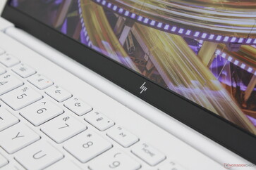 As dobradiças não são muito fortes, mas a tampa é tão leve que não há problema em balançar