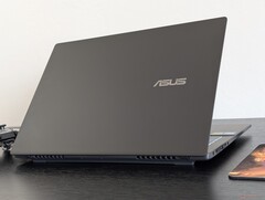 O novo Asus V16 oferece um bom custo-benefício por menos de US$ 1.000, mas seu gabinete todo de plástico é um desestímulo