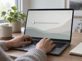 Mãos no teclado de um laptop, um controle deslizante na extremidade esquerda da tela