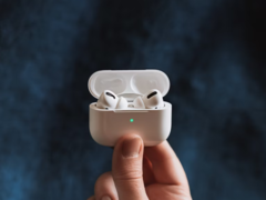 O SPR AVS (Spatial Relay Audio-Visual Sync) está sendo implementado pela primeira vez pelo site Apple no iPhone 17, no AirPods Pro 3 e no Vision Pro. Na foto, os AirPods Pro. (Fonte da imagem: Omid armin no Unsplash)