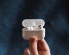O SPR AVS (Spatial Relay Audio-Visual Sync) está sendo implementado pela primeira vez pelo site Apple no iPhone 17, no AirPods Pro 3 e no Vision Pro. Na foto, os AirPods Pro. (Fonte da imagem: Omid armin no Unsplash)