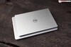 Dell Inspiron 13 5310 (2021) em cima de um laptop de 14 polegadas