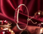 O bracelete Inllie Luna Light em acabamento dourado com detalhes em moissanite vermelho