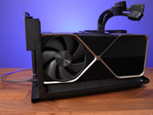 O RTX 4090 FE mal se encaixa em um gabinete Razer Core X Chroma externo de GPU. (Fonte de imagem: Jarrod's Tech)