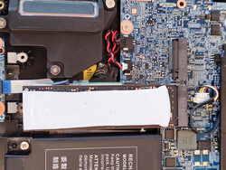 A SSD com sua almofada térmica e slot livre para SSD