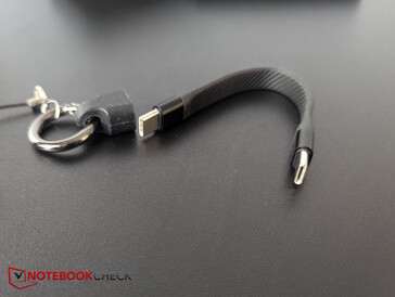...um cabo USB-C muito rápido e curto para dados e energia (até 240 W)