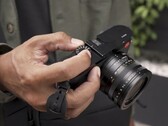 A Micro Clutch da Peak Design é particularmente útil para aquelas câmeras retrô que sacrificam a função em favor da aparência. (Fonte da imagem: Peak Design)