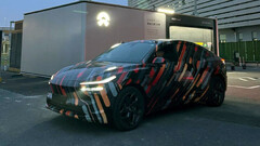 O L60 camuflado traz o adesivo &quot;melhor que o Modelo Y&quot; (imagem: Weibo)