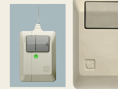 O novo acessório AirPods Pro 3 da Spigen ao lado do mouse Macintosh original da Apple.