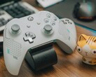 Controle de Xbox branco apoiado em uma mesa de madeira ao lado de uma pequena estatueta de gato (Fonte da imagem: FOX ^.ᆽ.^= ∫ via Pexels)