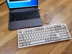 JamesDonkey RS2 é um teclado mecânico sem fio moderno com um visual retro dos anos 90