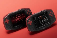 A edição especial para desenvolvedores do Konkr Pocket Advance possui botões vermelhos e uma carcaça translúcida.