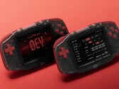 A edição especial para desenvolvedores do Konkr Pocket Advance possui botões vermelhos e uma carcaça translúcida.